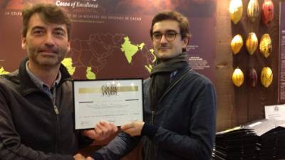 En la izquierda, Frank Homann, CEO de Xoco Fine Cocoa Company, recibió el premio para Honduras.