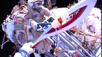 Uno de los cosmonautas mientras llevaba la antorcha olímpica.