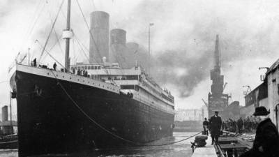 El Titanic​ fue un transatlántico británico, el mayor barco del mundo al finalizar su construcción, que se hundió en la noche del 14 a la madrugada del 15 de abril de 1912 durante su viaje inaugural desde Southampton a Nueva York.
