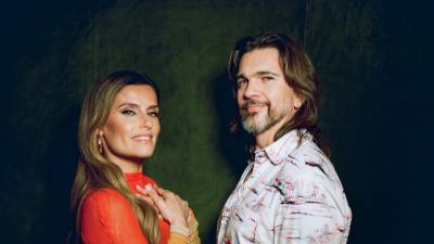 Fotografía promocional cedida por Universal Music Group donde aparecen Nelly Furtado y Juanes, quienes después de más de 20 años de la exitosa canción 'Fotografía' unen sus voces otra vez con 'Gala y Dalí', un sencillo de corte pop sobre el amor perdurable publicado este viernes.