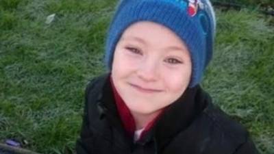 El pequeño romántico quiere demostrar cuánto aprecia a cada una de sus 68 compañeras de escuela.