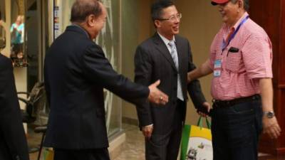 Mario Hung Pacheco recibe a la comitiva china en un hotel sampedrano. Foto: Franklyn Múñoz