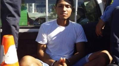 Ronny Adan Reyes cuando era detenido por las autoridades.