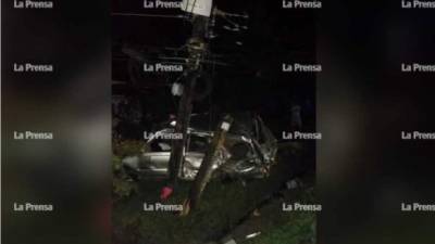 La camioneta quedó destruida a un lado de la carretera de Omoa.