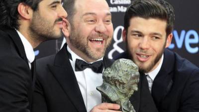 El actor y director venezolano Miguel Ferrari (c) tras recibir el Goya a la 'Mejor película iberoamericana', por su cinta 'Azul y no tan rosa', durante la gala de entrega de los 28 premios Goya, esta noche en Hotel Auditorium de Madrid. EFE