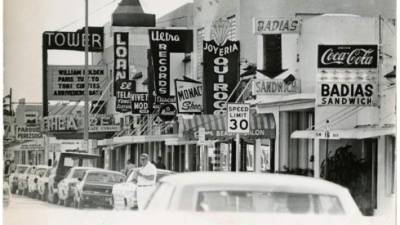 Fotografía que muestra los letreros de tiendas en el suroeste de la Calle 8 en los años 70, en Miami (Florida). EFE.