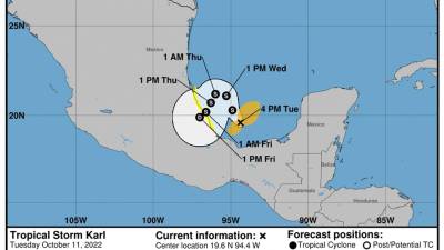 Imagen cedida por la Oficina Nacional de Administración Oceánica y Atmosférica de Estados Unidos (NOAA) a través del Centro Nacional de Huracanes (NHC), en la que se muestra el pronóstico de cinco días de la trayectoria de la tormenta tropical Karl.