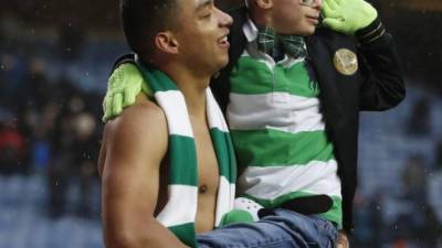 Emilio tuvo el enorme gesto de cargar entre sus brazos al pequeño. Foto videocelts.com