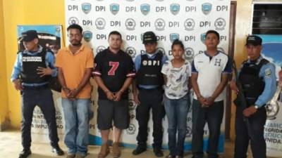 Tres de los apresados tiene orden de captura.