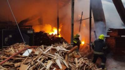 El incendio consumió la madera Reynita en el barrio Las Palmas de San Pedro Sula.