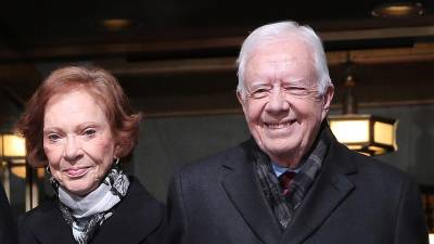El ex presidente estadounidense Jimmy Carter (R) y su esposa Rosalynn Carter (L) llegan a la inauguración presidencial en el frente oeste del Capitolio de Estados Unidos en Washington, DC. EE. UU., 21 de enero de 2013 (reeditado el 19 de noviembre de 2023).