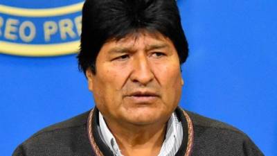 El presidente de Bolivia, Evo Morales, habla durante una breve comparecencia en la mañana de este domingo, en el hangar presidencial de El Alto (Bolivia). Foto:EFE