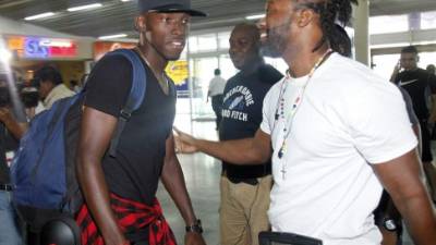 Momento en que Elis era recibido por un familiar.