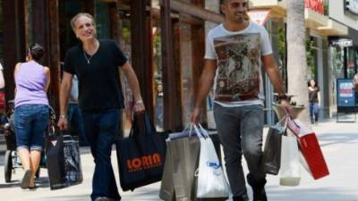 Dos compradores pasean en las afueras de un centro comercial ubicado en Santa Mónica, California.