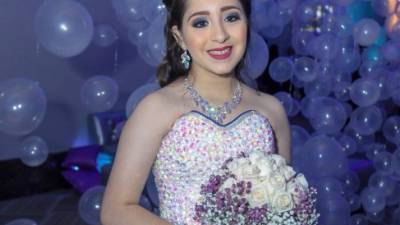 Milagro Pérez lució bella durante su fiesta de quinceaños.