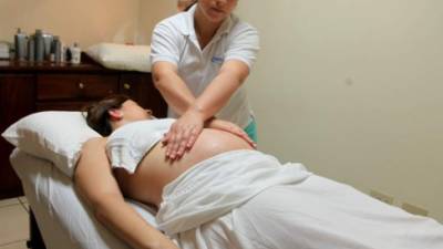 Durante el masaje prenatal, la madre y el bebé se relajan. Además alivia los dolores musculares que tenga la mujer.