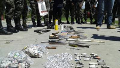 La droga, las armas caseras y la granada que fueron decomisadas por las autoridades.