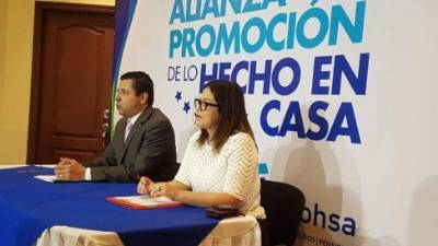 Representantes de la SDE y Ficohsa en el convenio.