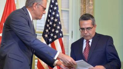 El representante estadounidense Jeffrey DeLaurentis entrega al viceministro cubano Marcelino Medina una carta de Obama para Raúl Castro.