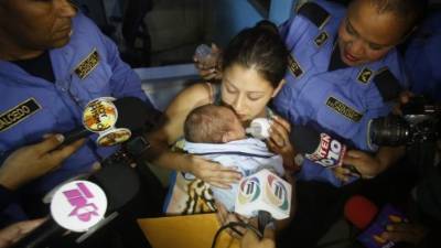 La madre del pequeño Alex al llegar a la posta policial donde lo tenían.