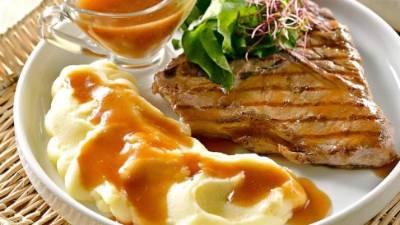 Servir la carne con puré y bañar con el jugo.