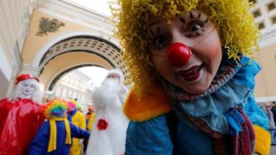 Siguiendo la tradición de muchos países que celebran el 1 de abril el día de los Santos Inocentes, Rusia celebra hoy el humor. EFE
