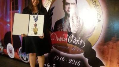 Ana Marina García recibió el reconocimiento en la Universidad Nacional Autónoma de Nicaragua.
