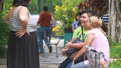 Estudiantes en la plaza Froylán Turcios.