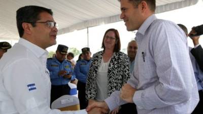 El presidente Juan Orlando Hernández junto al Secretario adjunto de Antinarcóticos y de Aplicación de la Ley de EEUU, Richard Glenn.