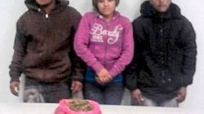 El hondureño José Sail, Vanessa de Pabellón y Oscar Eugenio de Veracruz, mostrando el decomiso de la droga, las armas y los cartuchos. Foto Cortesía de El Sol del Centro.