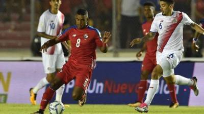 Panama's Edgar Barcenas (front-L) and Costa Rica's Jose Salvatierra (R) vie for the ball during their 2018 World Cup qualifier football match in Panama City, on October 10, 2017. / AFP PHOTO / Rodrigo ARANGUA