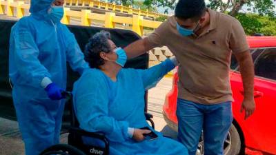 BENDICIÓN. Sandra Azucena Paredes (de 62 años) se reunió con su familia después de tres meses de permanecer aislada.