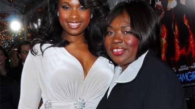 Jennifer Hudson junto con su madre Darnell Donnerson en un evento.