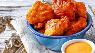 Bañar con la salsa las pechugas de pollo y servir.