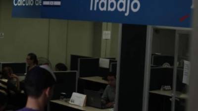 Decenas de jóvenes y padres de familia llegan a diario a solicitar permisos laborales para menores.