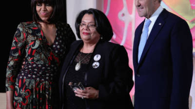 Michael Obama, primera dama de Estados Unidos junto al Secretario de Estado, John Kerry entregan un premio a la hondureña Julieta Castellanos en el Día de la Mujer el pasado ocho de marzo del 201.