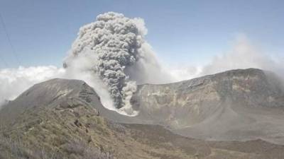 Una nueva erupción del volcán alcanzó esta mañana los 500 metros de altura. Foto: cámara Ovsicori.