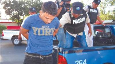 Foto cedida por la Editorial La Prensa que muestra al salvadoreño Juan Elías García, quien se hallaba en la lista de los diez más buscados por el Buró Federal de Investigación (FBI) de EE.UU., al descender de un vehículo escoltado por policías este 28 de marzo, en Managua (Nicaragua). EFE