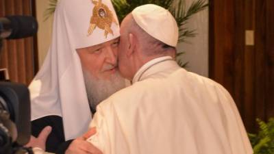 El saludo entre el Papa y el Patriarca Kiril.