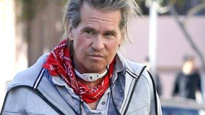 El actor Val Kilmer tuvo que usar un aparato en su garganta a raíz de un bulto que le apareció; sin embargo, afirma que no padece cáncer.