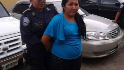El momento en que Lucy Soad Amador Martínez es capturada por miembros de la Policía Nacional.