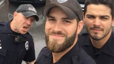 Estos tres oficiales de policía saltaron a la fama gracias a una selfie.
