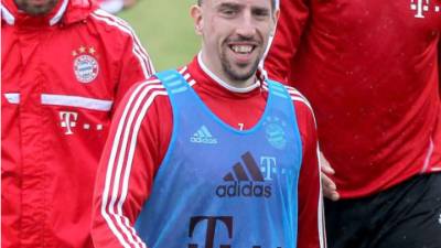 Frank Ribery reconoció en la rueda de prensa conjunta antes de la gala del 'Balón de Oro' que tiene 'las mismas opciones que Cristiano y Messi' de ser el ganador. Foto: AFP