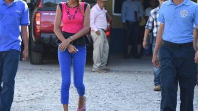 Sin mostrar una pisca de arrepentimiento, Ana Channely Córdoba Bonilla, caminaba muy relajada tras salir de la celda policial.