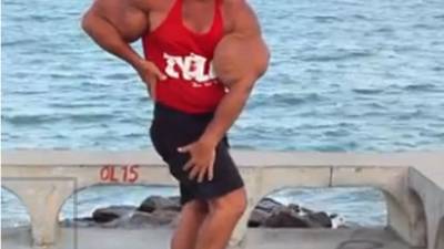 Arlindo de Souza (43), se ha convertido en el hombre con los bíceps más voluminosos de Brasil. Y lo logró gracias a un letal brebaje que puede hacer que pierda un brazo e incluso matarlo.