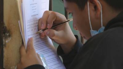 Miles de padres de familia llegaron a los centros educativos correspondientes a su zona para realizar los trámites de matrícula.