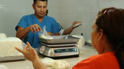 Muchos de los sampedranos han reducido la compra de lácteos.