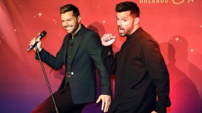 El cantante boricua posa con su figura de cera.