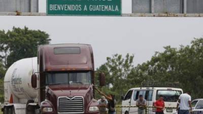 Furgones hondureños ingresan a Guatemala.