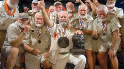 Fotografía de archivo (19/07/2003) donde aparece el ganador del certámen del 2003 'Papa' Hemingway, Mike Stack (c) mientras celebra con otros concursantes en el bar Sloppy Joe's, en Cayo Hueso (Florida). EFE/Archivo